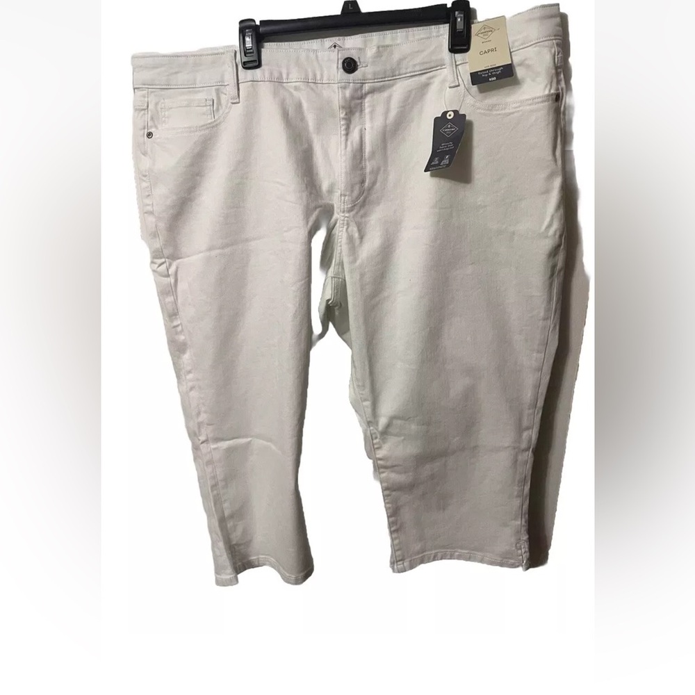 St. Johns Bay Women’s Mid Rise Capri Pants  Size 24W White NEW